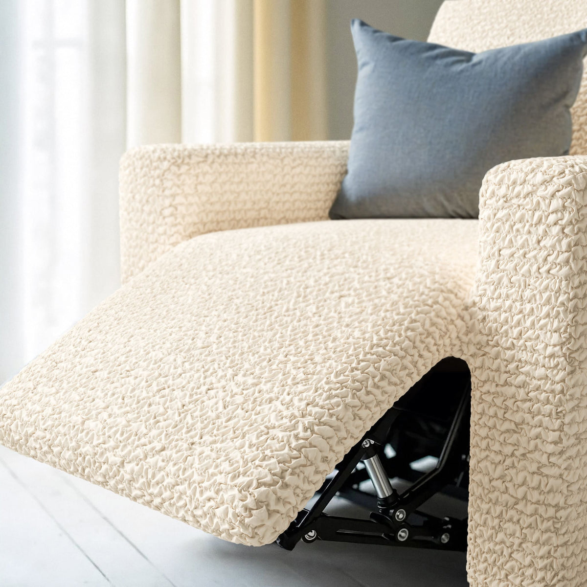 Reclining Armchair Slipcover, Comfort Collection – Cream, interior view 2 | Cream
